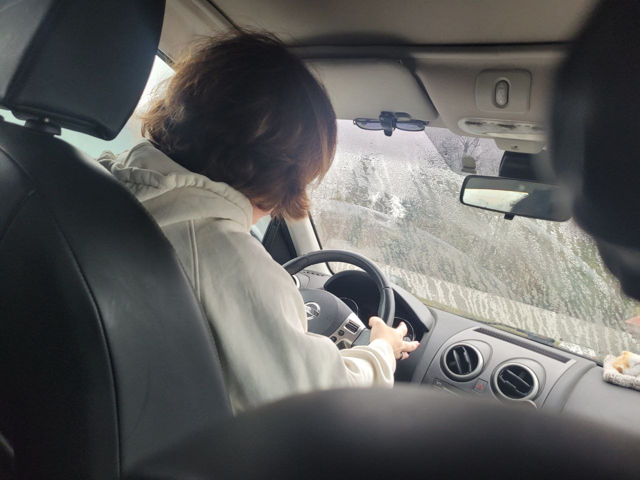 Начинающий водитель за рулём автомобиля